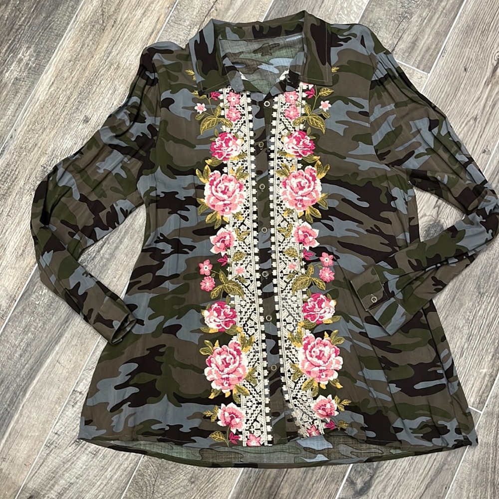 Size M silky camo shirt with floral embroidery